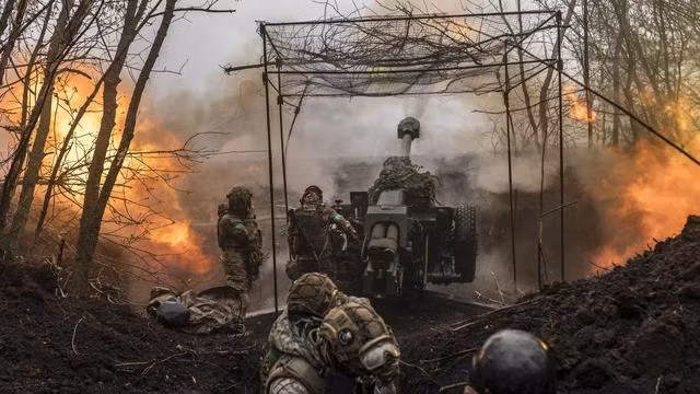 Quân đội Ukraine tính toán sẵn phần tử bắn cho các trận địa pháo khi quân Nga tiến vào thành phố. Nếu quả đạn đầu tiên quân đội Ukraine bắn trượt thì phải nhanh chóng tính toán lại phần tử bắn trong vòng 30 giây, để đảm bảo quả đạn thứ hai trúng quân Nga. Nếu tính toán mất 2 phút, quân Nga đã cơ động xa 100m.