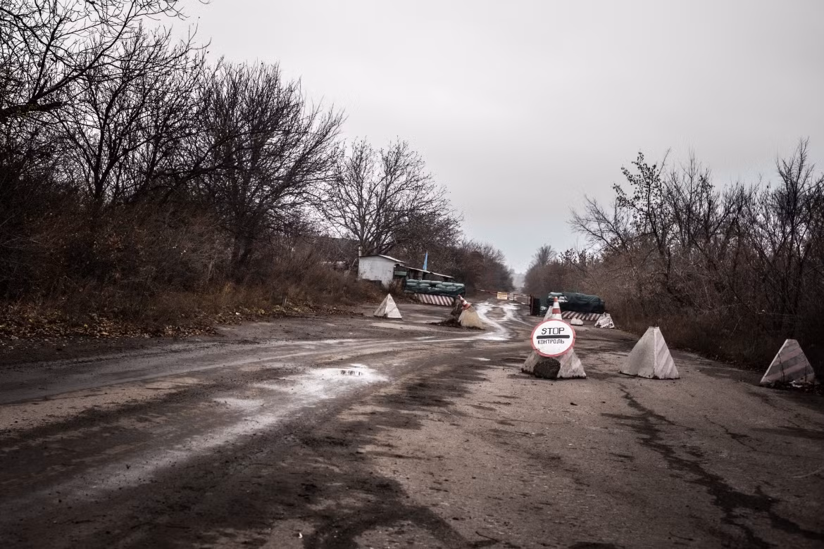 Ông Oleksiy Arestovych, cố vấn Văn phòng Tổng thống Ukraine, đã đăng trên Facebook và được trang Ukrinform của Ukraine trích dẫn đưa tin: “Trận chiến tại làng Hostomel vẫn đang tiếp diễn; pháo binh và xe tăng của ta đang đánh trả quyết liệt”.