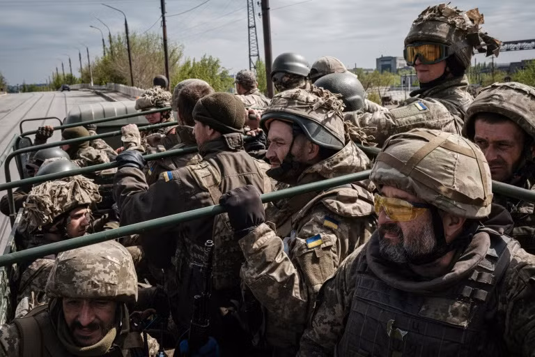 Việc Ukraine đưa lực lượng dự bị chưa qua huấn luyện đến tuyến đầu, dẫn đến hiệu quả chiến đấu của Quân đội Ukraine kém hơn nhiều lần so với thời kỳ đầu xung đột Nga-Ukraine. Khi trong giai đoạn đầu của cuộc chiến, binh lính Ukraine vẫn có thể dựa vào lợi thế sân nhà và co cụm lại để đánh lui quân Nga.