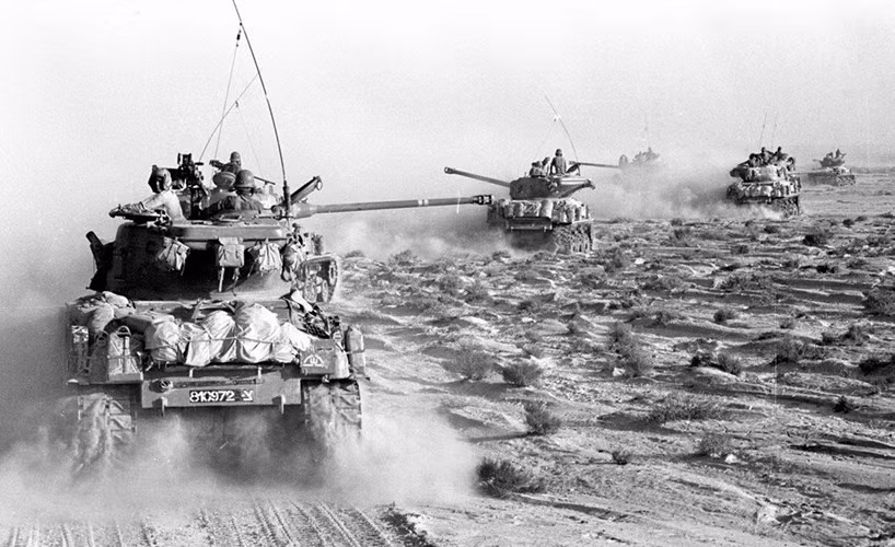 Khi tiến hành phát triển mẫu MBT đầu tiên, cũng là một thách thức lớn với Israel, vì tổ hợp công nghiệp-quân sự của Israel đang ở giai đoạn sơ khai và nước này chưa từng chế tạo xe tăng; bù lại, Israel có kinh nghiệm phong phú trong sử dụng xe tăng.