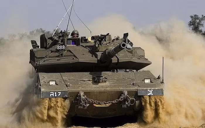 Khả năng cơ động là mức thấp nhất trong ba ưu tiên đối với xe tăng Merkava; phiên bản Merkava I chỉ sử dụng động cơ diesel 900 mã lực để cung cấp năng lượng cho toàn bộ xe nặng 63 tấn, do đó Merkava có tốc độ tương đối chậm, tối đa chỉ 45km/h. Tuy nhiên điều này cũng không quan trọng, vì chiều dài của lãnh thổ của Israel chỉ 423 km.