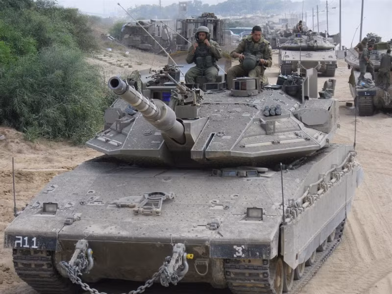 Mẫu mới nhất của Merkava là Merkava IV, vẫn giữ các ưu tiên thiết kế của Merkava I và kết hợp tháp pháo được thiết kế lại mới, giáp phản ứng nổ và giáp thụ động mô-đun để sửa chữa thiệt hại nhanh hơn trong trận chiến.
