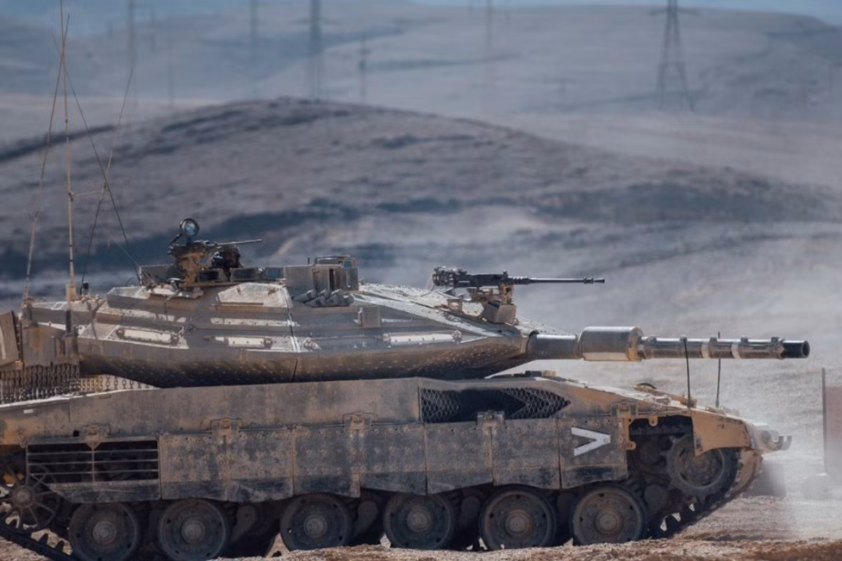 Xe tăng Merkava được đưa vào biên chế IDF vào tháng 5/1979, tham gia chiến đấu lần đầu tiên vào năm 1982, khi nó đối đầu với xe tăng T-72 của Quân đội Syria do Liên Xô sản xuất ở Thung lũng Bekaa. Merkavas đã tiêu diệt tám chiếc T-72 ở tầm bắn lên đến 2.000 mét, không thua một chiếc T-72 nào.