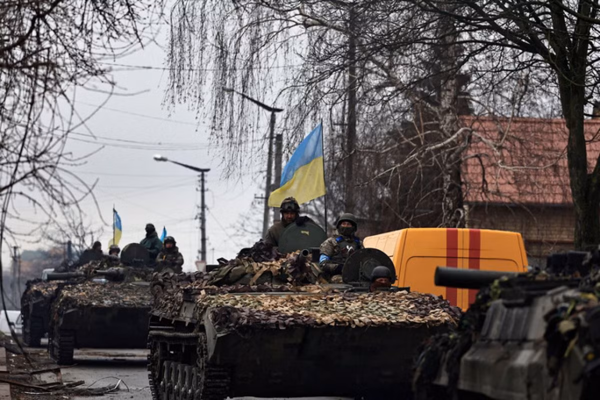 Ban đầu, quân đội Nga đã có chút bất ngờ, với sự phản kháng từ phía Ukraine. Thậm chí, viện trợ quân sự của Mỹ và NATO cho Ukraine là quá nhanh, vượt qua mọi dự tính ban đầu của Moscow.