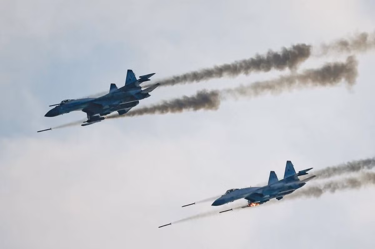 Tờ "Washington Post" của Mỹ dự đoán rằng, Quân đội Nga có thể tiến về phía nam từ khu vực Kharkiv ở miền đông Ukraine, sau đó từ Donetsk tiến về phía bắc để bao vây quân đội Ukraine ở khu vực Donbas, với “đúng bài” chiến đấu hợp đồng quân binh chủng tổng lực.