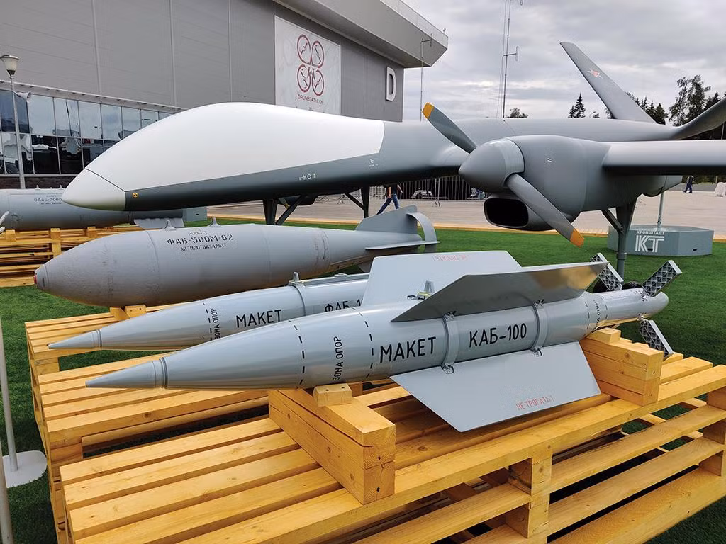 UAV Sirius được trang bị radar khẩu độ tổng hợp (SAR), nên có thể lập bản đồ địa hình để phóng tên lửa hành trình và quan sát sửa bắn cho pháo binh. Theo tài liệu tóm tắt tình báo của Lầu Năm Góc bị rò rỉ trên mạng xã hội vừa qua, UAV Sirius đã thực hiện chuyến bay đầu tiên vào ngày 27/2/2023. 