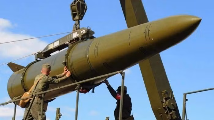 Sở dĩ máy bay F-16 không dám triển khai ở trên lãnh thổ Ukraine, liên quan đến 2 biện pháp đối phó chủ yếu của Nga. Thứ nhất: Theo tiết lộ của truyền thông Mỹ, Quân đội Nga có thể sử dụng tên lửa đạn đạo chiến thuật Iskander, được trang bị đạn chùm để tấn công các sân bay quân sự Ukraine.