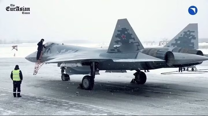 Nhưng trước hệ thống trinh sát dày đặc của NATO ở phía tây Ukraine, có thể Su-57 bị phát hiện và bắn rơi trên chiến trường, thì chắc chắn sẽ là đòn chí mạng đối với Nga. Su-57 là máy bay quý giá với số lượng sản xuất hạn chế, khó có khả năng Lực lượng Hàng không Vũ trụ Nga sẽ không mạo hiểm đưa Su-57 tới không phận phía tây Ukraine.