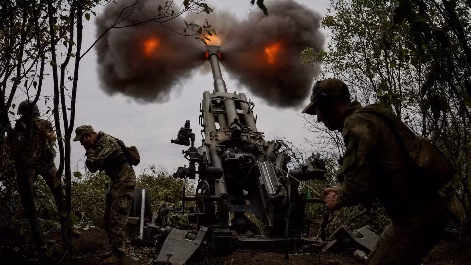 Một binh sĩ Ukraine cho biết, việc sử dụng lựu pháo M777 do Mỹ cung cấp và lắng nghe âm thanh phản công của Nga, giống như một cuộc trò chuyện giữa họ. Quân đội Ukraine thừa nhận họ không có nhiều đạn pháo và không thể khai hỏa thường xuyên. 