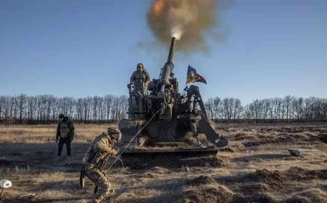 Theo các nguồn tin chiến trường Ukraine cho biết, nhiều đơn vị pháo binh Ukraine ở chiến trường Miền Đông nước này, chỉ có thể bắn vài chục viên đạn mỗi ngày; hoặc hoàn toàn không bắn để tiết kiệm đạn.