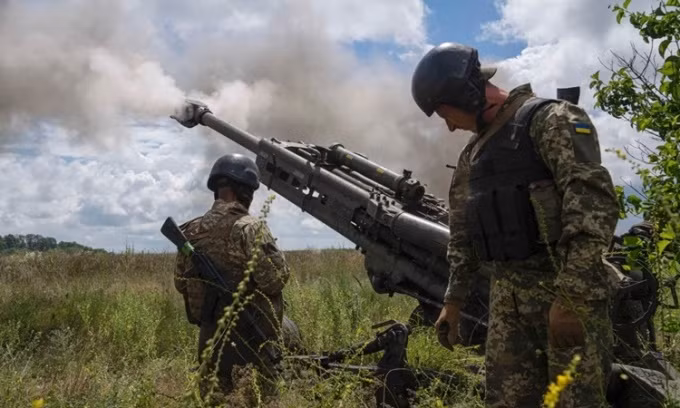 Đồng thời cùng ngày phía Ukraine tuyên bố, quân đội Ukraine nhanh chóng triển khai các hoạt động tác chiến ở mặt trận phía nam Kherson, phía đông Donetsk và các nơi khác; đồng thời đánh vào nhiều mục tiêu của quân đội Nga ở mặt trận phía nam thuộc Kherson. 