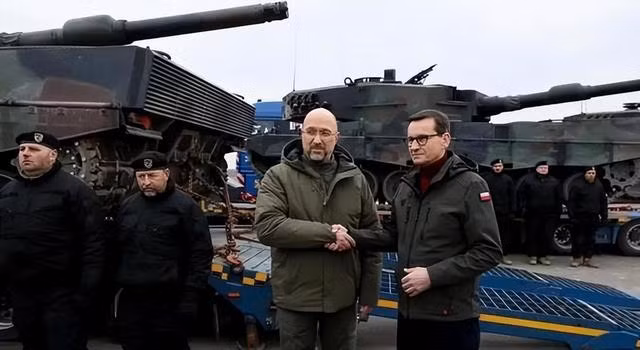 Tốc độ giao xe thực sự nhanh, 11 xe tăng chiến đấu chủ lực Leopard 2 do Ba Lan bàn giao cho Quân đội Ukraine, đã xuất hiện trên chiến trường Ukraine. Leopard 2 được đánh giá là xe tăng tốt nhất thế giới và có vẻ như cường độ của xung đột Nga-Ukraine sẽ leo thang trở lại.