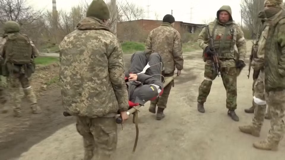 Phần lớn tinh thần binh lính của Quân đội Ukraine cực kỳ thấp, ngoại trừ Tiểu đoàn Azov và một số ít quân chính quy. Việc hơn 3.000 quân Ukraine hạ vũ khí đầu hàng, là một biểu hiện cụ thể của việc họ không muốn chiến đấu.