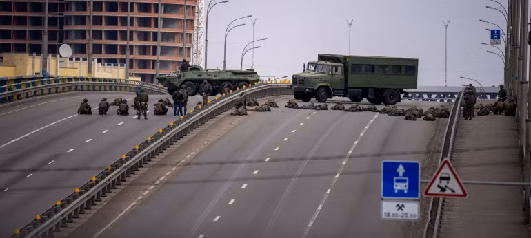 Theo thông tin, hiện Quân đội Nga đã hoàn thành việc phong tỏa thành phố Chernihiv và các biện pháp đang được thực hiện để ngăn chặn thương vong của dân thường. Người đứng đầu Cơ quan quản lý nhà nước khu vực Chernihiv nói rằng, các đoàn xe bọc thép của Nga đã tiến đến Kiev theo hướng đông bắc.
