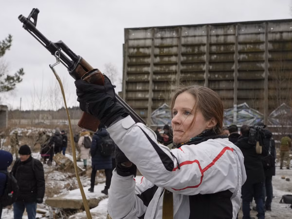 Về vấn đề phát vũ khí tự do cho dân Kiev, ngay cả cựu thủ tướng Ukraine Yulia Tymoshenko cũng bày tỏ lo ngại, khi việc phân phát vũ khí mà không được đăng ký là rất nguy hiểm, vì không rõ những người này là ai; “có lẽ họ sẽ đi cướp bóc khi nhiều căn hộ và nhà ở Kiev không có ai”; bà Tymoshenko bày tỏ quan ngại.