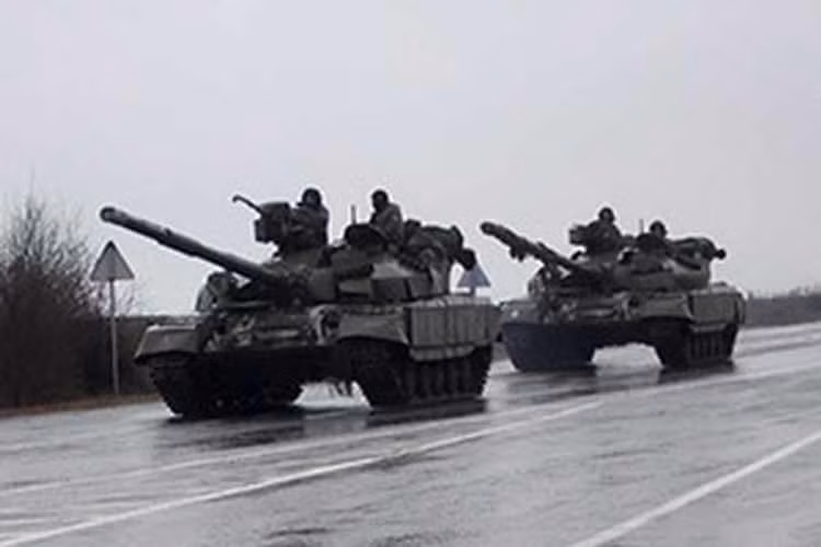 Bộ Quốc phòng Ukraine cũng thông báo rằng quân đội Nga đã chiếm giữ Vorzel ở khu vực Kiev. Chiến sự đã lan đến phía bắc nội thành Kiev. Một số nguồn tin phương Tây nhận định Thủ đô của Ukraine sẽ thất thủ trong ít giờ tới.