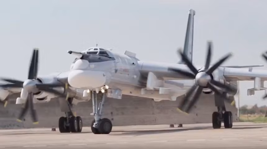 Theo thời gian, Tu-95 đã trải qua nhiều lần nâng cấp để đáp ứng yêu cầu của chiến tranh hiện đại. Phiên bản nâng cấp mới nhất, Tu-95MSM, tiếp tục xu hướng này, khi kết hợp động cơ, hệ thống điện tử hàng không và hệ thống vũ khí tiên tiến mới. 