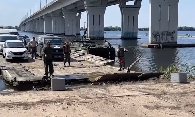 Tuy nhiên, Quân đội Nga đã bắt đầu bắc cầu phao và dùng phà để tiếp tục tiếp viện cho Quân đội Nga tại khu vực Kherson.