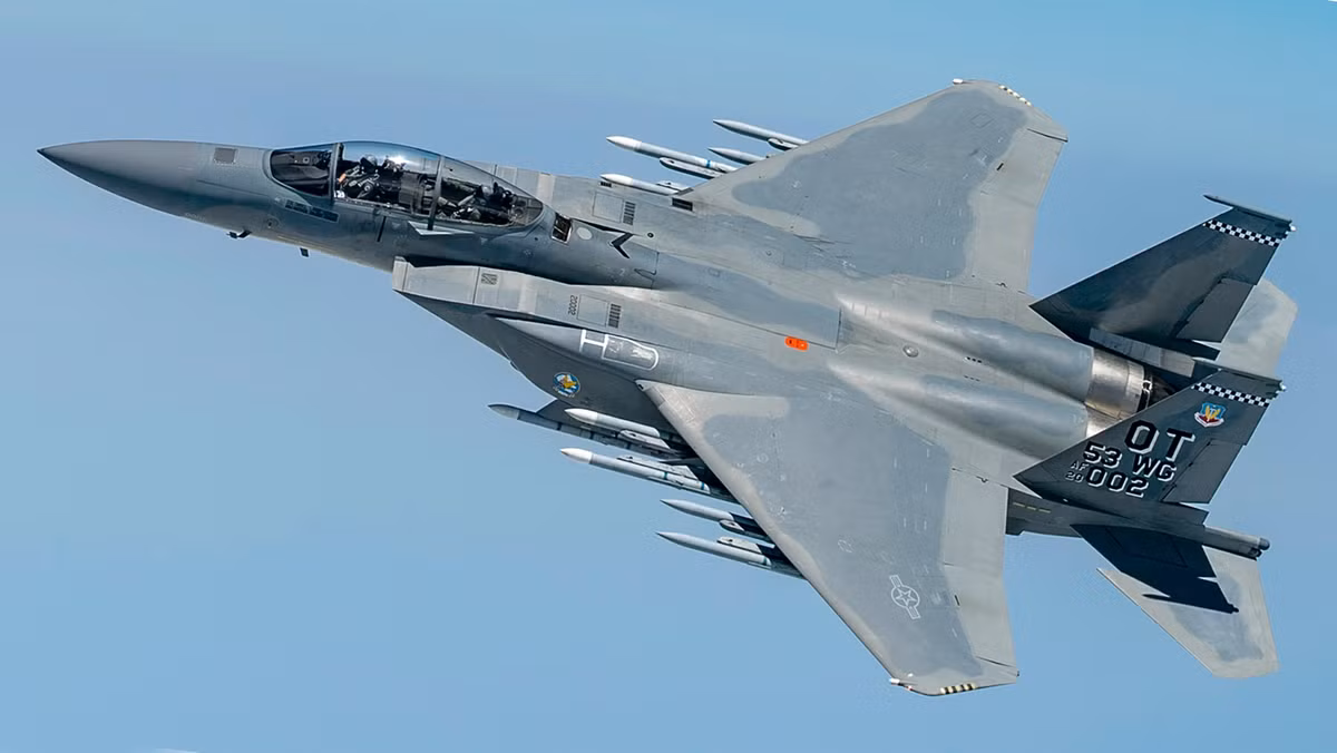 Ví dụ, nếu F-15EX được cấu hình để chiến đấu không đối không, nó có thể mang ít bom, để có thể mang nhiều tên lửa hơn, việc này sẽ ảnh hưởng đến tải trọng tổng thể của nó. Vì khi chiến đấu không đối không, F-15EX cần mang ít vũ khí, để dễ dàng hơn trong việc cơ động.
