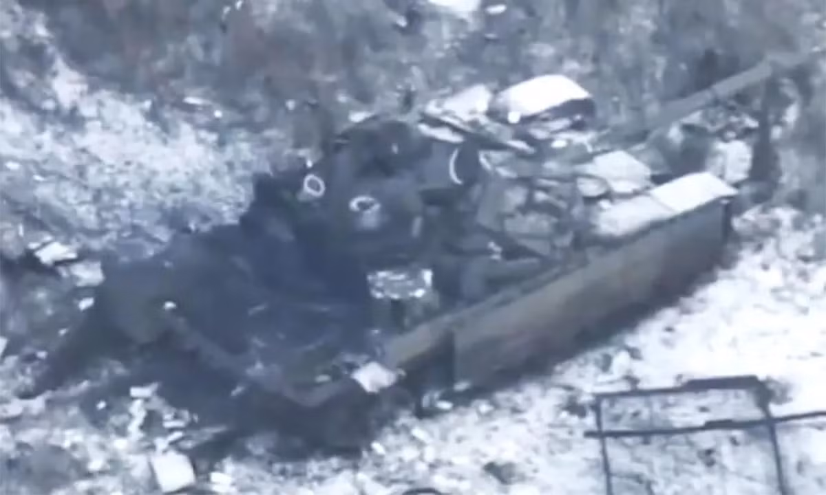 Sau khi pháo đài Avdiivka bị thất thủ vào ngày 17/2 vừa qua, quân Ukraine liên tục bị quân Nga đẩy lùi sâu về phía tây. Trước bối cảnh đó, Quân đội Ukraine đã buộc phải tung xe tăng M1A1 Abrams mà họ nhận được của Mỹ từ tháng 9 năm ngoái vào trận.