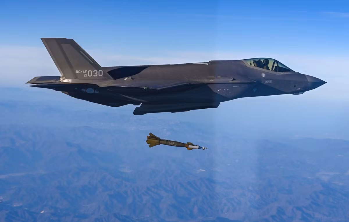 Theo các quan chức ROKAF, vụ việc xảy ra khi chiếc máy bay chiến đấu F-35A cất cánh từ căn cứ không quân ở Cheongju, cách Seoul 140 km về phía nam, bay ở độ cao thấp để vào khu vực trường bắn, thực hiện nhiệm vụ bắn đạn thật không đối đất. Ảnh: USAF. 