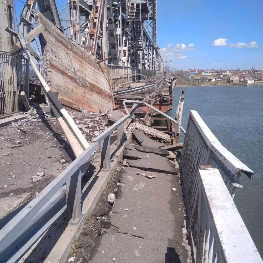 Để phá hủy các kho vũ khí của Ukraine tại Odessa, Quân đội Nga chủ yếu sử dụng UAV tự sát Geran-2. Trong khi cây cầu ở Zatoka, bất chấp các cuộc tấn công bằng tên lửa của Nga, bao gồm cả tên lửa chống hạm siêu thanh Oniks, cây cầu cũng chỉ bị hư hỏng và đang được Ukraine sửa chữa và sử dụng để vận chuyển bằng tàu hỏa. 