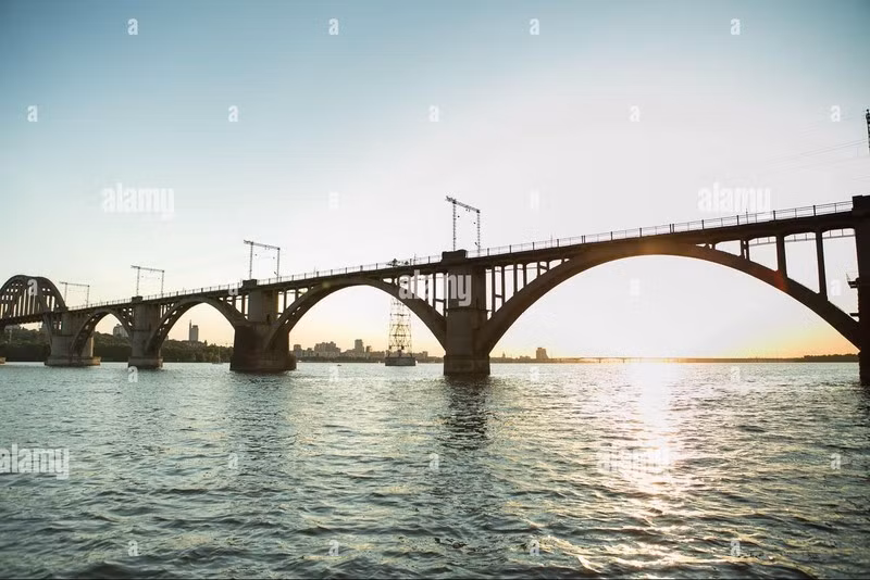 Khi những cây cầu kiên cố bắc qua sông Dnepr bị phá hủy, khi đó Ukraine phải xây dựng các cầu phao dã chiến, nhưng đó sẽ là mục tiêu dễ dàng của những chiếc máy bay không người lái tự sát “Geran-2 (Hoa phong lữ)”. 