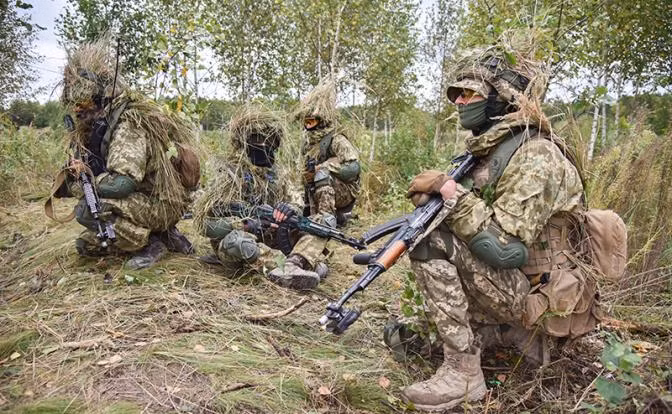 Và giờ đây, tuyến phòng thủ của Ukraine giữa Avdiivka và Pokrovsk tiếp tục phụ thuộc vào khả năng chiến đấu của Lữ đoàn bộ binh cơ giới 47 (trong đó một số đơn vị cũng bị “rút ruột” tăng cường cho mặt trận Kursk), vốn đã kiệt sức vì các trận đánh kể từ tháng hai. Các nhà phân tích cho rằng, chiến thắng cho Quân đội Nga trong trận chiến giành Pokrovsk trong tháng 9 này. (Nguồn ảnh: Forbes, CNN, Ukrinform, Sputnik).