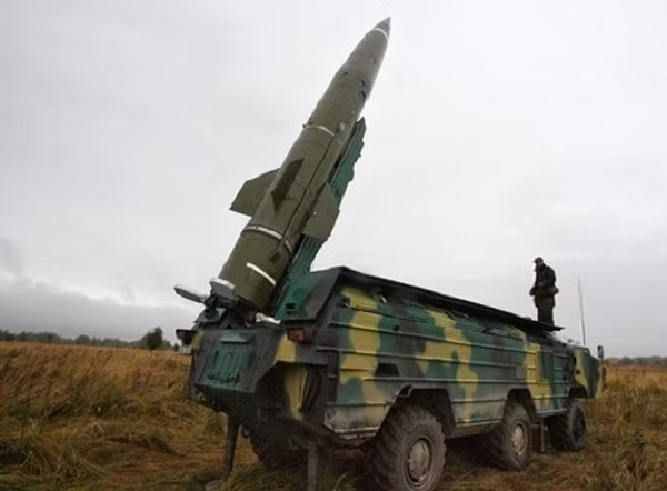 “Đối với quân đội Ukraine, các nước cộng hòa tự xưng có rất nhiều “tin tức khó chịu”, từ một số lượng đáng kể xe tăng, xét về đặc tính kỹ thuật và chiến đấu, vượt qua các trang bị hiện có của Quân đội Ukraine, đến tên lửa chiến thuật, pháo tầm xa”; các chuyên gia quân sự nhận xét.