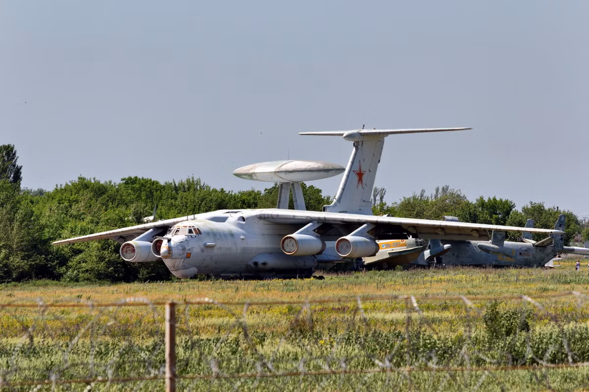 Về góc độ kỹ thuật, những chiếc AWACS A-50 của Nga đã được sản xuất trên 30 năm, hiệu suất của thiết bị điện tử được phát triển dựa trên trình độ công nghệ của Liên Xô trong những năm 1970, không phải là hiện đại vào thời điểm đó và nó đã hoàn toàn lạc hậu cho đến ngày nay.