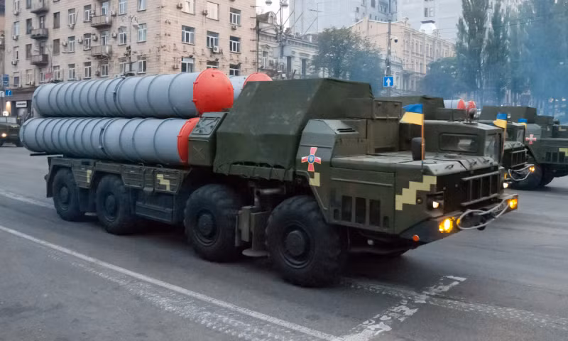 Còn khi bay ở độ cao lớn, Su-34 chỉ có thể phải đối mặt với những hệ thống phòng không tầm xa như S-300P của Ukraine; tuy nhiên những hệ thống này đều được chế tạo từ thập niên 1980 và chưa được hiện đại hóa và ít có khả năng đe dọa đến Su-34. Và trên thực tế, chưa có tên lửa S-300 nào của Ukraine, bắn hạ được chiếc Su-34 hoặc chiến đấu cơ hiện đại của Nga. 