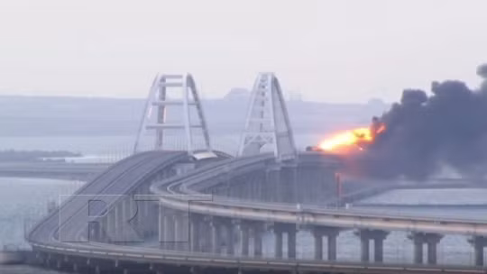 Mikhail Podolak, cố vấn của người đứng đầu Văn phòng Tổng thống Ukraine, tuần này tuyên bố rằng Ukraine có khả năng tái chiếm Crimea trong vòng 5 đến 7 tháng. Sau khi "tái chiếm" bán đảo này, Ukraine sẽ "xé cầu Crimea" và tìm cách xóa bộ toàn bộ di sản của người Nga ở đó.