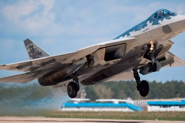 Tình báo Ukraine cho biết, Không quân Nga sử dụng máy bay Su-57 trong cuộc chiến chống Ukraine lần đầu tiên vào tháng 4/2022. Khi đó, chúng được sử dụng để phóng tên lửa vào các mục tiêu ở Kirovohrad Oblsasts và cơ sở hạ tầng cảng Odessa, mà không cần bay vào không phận Ukraine.