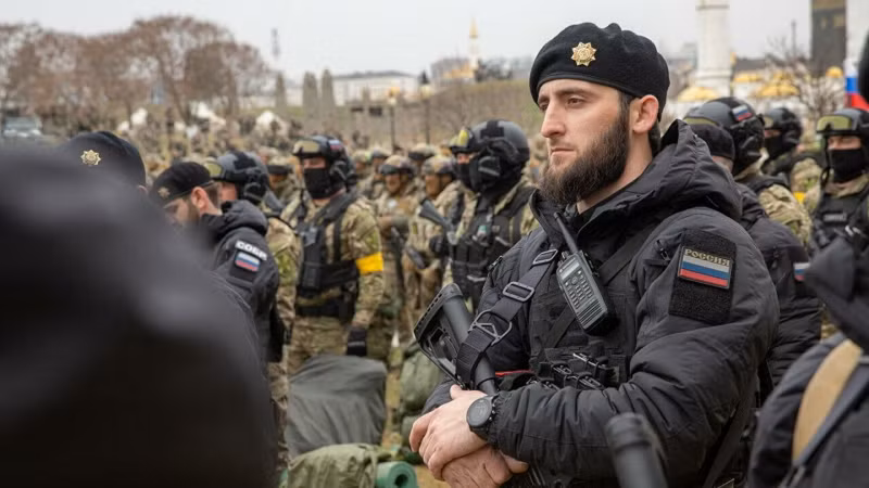 Ông Ramzan Kadyrov viết rằng, các chiến binh Chechnya chiếm tòa nhà Trung tâm của thành phố, “họ không sợ hy sinh và không rời vị trí chiến đấu. Đối với họ, điều này đã trở thành truyền thống của những chiến binh Hồi giáo thực thụ”.