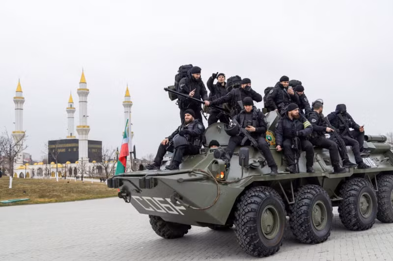 Ông Kadyrov đã tường thuật cuộc nói chuyện qua radio giữa Adam Delimkhanov và các binh sĩ của Trung đoàn Akhmat Kadyrov, và ông nói về việc treo một lá cờ (có thể ám chỉ lá cờ truyền thống của Trung đoàn) trên tòa nhà hành chính của thành phố Mariupol.