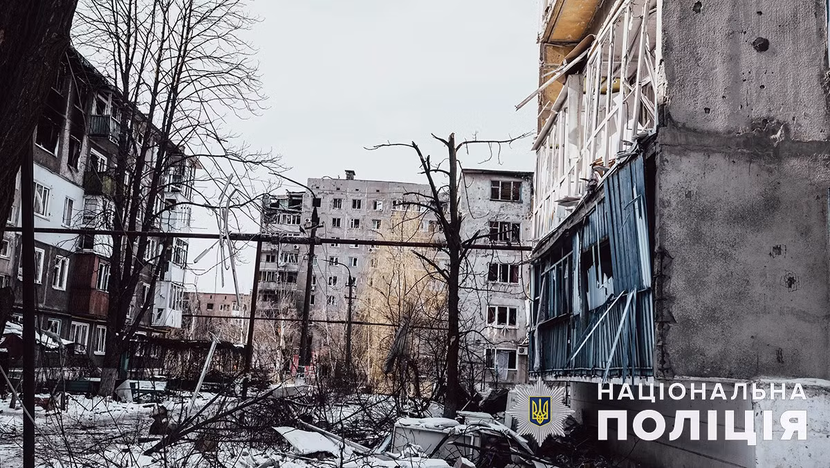 Bản thân Ugledar là một “thành phố vạn dân” ở nam Donetsk và có đường cao tốc chạy qua, gần như toàn bộ thành phố được tạo thành từ những tòa nhà cao tầng đã được quân Ukraine biến thành những công cụ chiến đấu và toàn thành phố là pháo đài lớn. Phía đông thành phố là khu dân cư, phía nam là khu công nghiệp Pavlivka; đây được coi là vị trí tiền phương của Ugledar.
