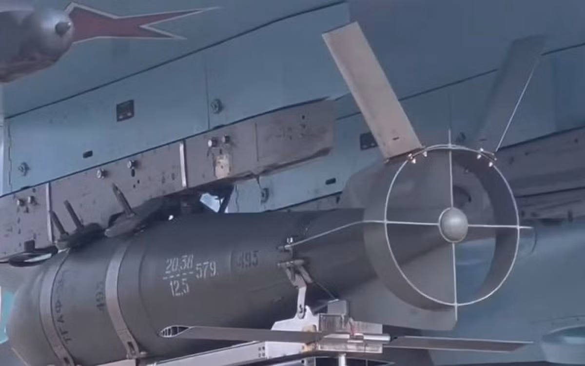 Một khác biệt kỹ thuật đáng kể khác của bom lượn của Nga với của Mỹ là giá đỡ cánh nâng bom; ví dụ như của loại FAB-500M-62, được cố định vào bom bằng các đai vít. Không giống như bom JDAM-ER của Mỹ là chúng được chế tạo dưới dạng nguyên khối và được hàn chắc vào bom.