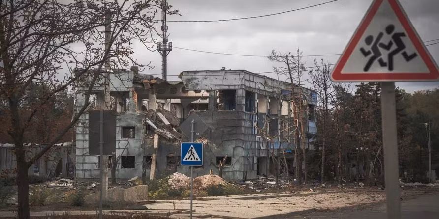 Tình hình giao tranh ở thành phố Kurakhove, nằm ở phía tây tình Donetsk, miền đông Ukraine vẫn diễn ra ác liệt. Hiện Quân đội Nga (RFAF) sau khi đã chiếm giữ các khối nhà cao tầng và các điểm cao chính ở phía bắc Kurakhovo, tiếp tục tiến về phía tây.
