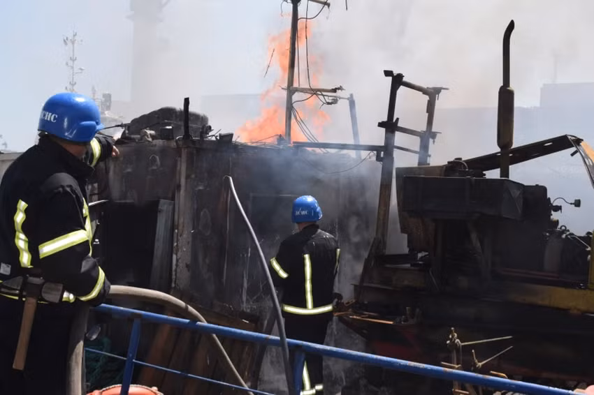 Tuy nhiên, Quân đội Nga không tấn công ào ạt vào Odessa mà trước tiên sử dụng tên lửa hành trình từ biển, để tấn công các trận địa phòng không của Ukraine triển khai ở Odessa; những tàu chiến phóng tên lửa của Nga, đều nằm ngoài phạm vi tấn công của tên lửa chống hạm Ukraine.