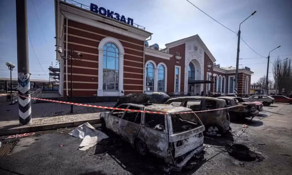 Bộ Ngoại giao Nga cũng ra tuyên bố về vụ tấn công bằng tên lửa của Quân đội Ukraine vào nhà ga Kramatorsk, xem đây là một hành động khiêu khích man rợ và kêu gọi cộng đồng quốc tế ngừng cung cấp vũ khí cho Ukraine; đồng thời thúc giục Kyiv từ bỏ việc tấn công tự do vào các mục tiêu dân sự.
