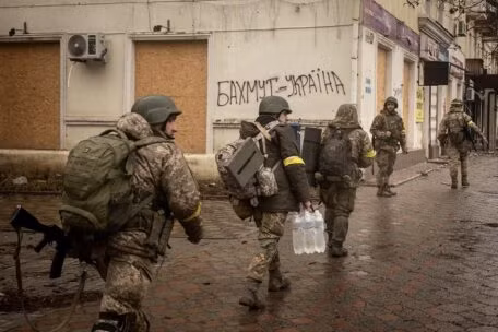 Hiện Quân đội Ukraine có khoảng 10.000 quân đang chiến đấu tại thành phố Bakhmut. Số quân này bao gồm các đơn vị từ Lữ đoàn bộ binh cơ giới 53 của Quân đội Ukraine, Lữ đoàn xung kích số 14 của Lực lượng Vệ binh Quốc gia và Lữ đoàn Phòng thủ Tổ quốc số 241. 