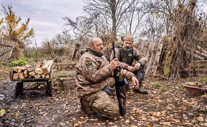Do phân tán lực lượng trên chiến trường dài hàng nghìn km, khiến Quân đội Ukraine thiếu quân. Hiện cuộc chiến ở mặt trận phía bắc của quân đội Ukraine ngày càng tệ; chưa kể nguy cơ bị phản công, ngay cả thành phố trung tâm quan trọng nhất Kupyansk cũng suýt bị quân Nga tràn ngập.