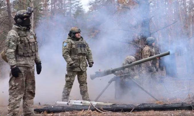 Quân đội Ukraine đang cố gắng đối phó với tình hình ngày càng xấu đi bằng cách liên tục huy động lực lượng dự bị và tăng cường khả năng phòng thủ. Tuy nhiên, trước sức sức ép liên tục của quân Nga, Quân đội Ukraine vẫn phải đối mặt với những thách thức rất lớn.