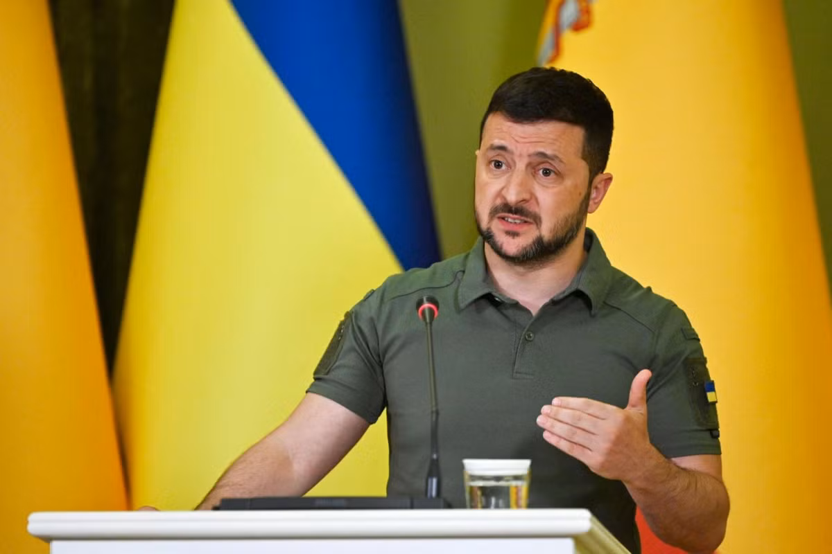 Còn hãng tin Đức DW ngày 30/6 đưa tin, Tổng thống Ukraine Zelensky phàn nàn về sự đe dọa của máy bay ném bom của Nga đang diễn ra và một lần nữa yêu cầu phương Tây tăng cường khả năng phòng không cho Ukraine, để bảo vệ binh sĩ ở tiền tuyến. 