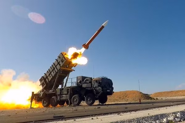 Nhưng tốn kém với “đại gia” như Arab Saudi “không thành vấn đề”; năm 2017, liên quân đa quốc gia do Arab Saudi dẫn đầu, đã sử dụng tên lửa Patriot trị giá 3 triệu USD, để bắn hạ một máy bay không người lái kiểu quadrotor nhỏ, chỉ có giá 1.000 USD. 