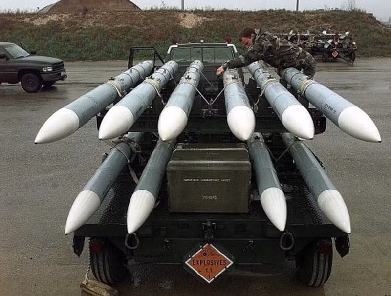 Việc sử dụng tên lửa AIM-120C trên các máy bay chiến đấu của Arab Saudi, đã đóng một vai trò quan trọng trong việc đánh chặn các cuộc tấn công liên tục của UAV. Do đó, đơn hàng xuất khẩu sang Arab Saudi nhằm đảm bảo khả năng của nước này, chống chọi với các cuộc tấn công của Houthi. 