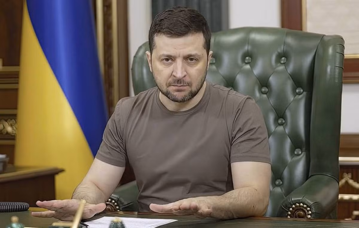 Chúng ta phải hiểu rằng, chính quyền của Tổng thống Zelensky đang phải đối mặt với áp lực rất lớn từ bên trong và bên ngoài. Trong nước, ông cần cân bằng quyền lực của các phe phái chính trị và quân sự để đảm bảo quyền lãnh đạo của ông không bị lung lay. Trên bình diện quốc tế, ông cần phải khéo léo cân bằng giữa Mỹ và Nga, để đấu tranh vì lợi ích tốt nhất của Ukraine.
