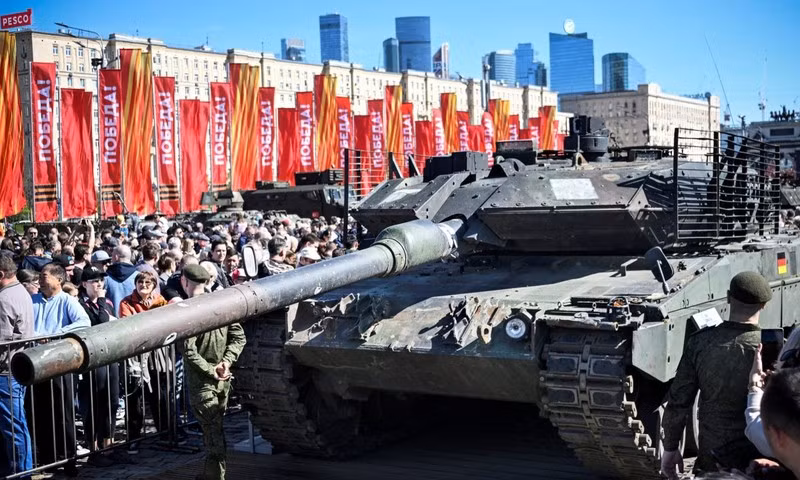Trong số khá nhiều xe tăng Leopard-2 mà Nga đã thu giữ được có một chiếc Leopard-2A6 được thu hồi vào tháng trước từ mặt trận Avdiivka và hầu như không hề hấn gì. Nó được quân Nga kéo ra khỏi khu vực chiến đấu và được sửa chữa, sau đó chuyển đến Moscow để triển lãm.