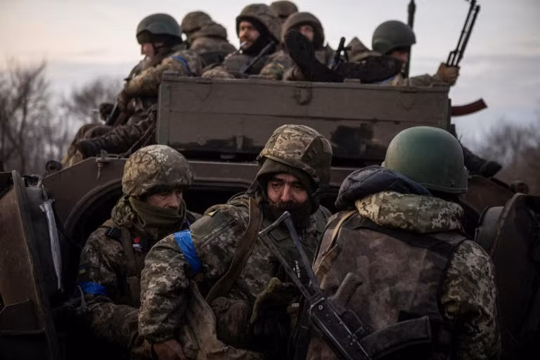 Tổng thống Zelensky hy vọng sẽ giữ được nhiều người trẻ hơn cho tương lai của Ukraine, nhưng thực tế là chính phủ Nga đang bí mật huy động cả nước, chính phủ Ukraine cử quá nhiều người trung niên và người già ra chiến trường thay vì thanh niên. Ông nói: “Tôi nghĩ đã đến lúc Ukraine phải xem xét lại quy mô huy động của mình”.