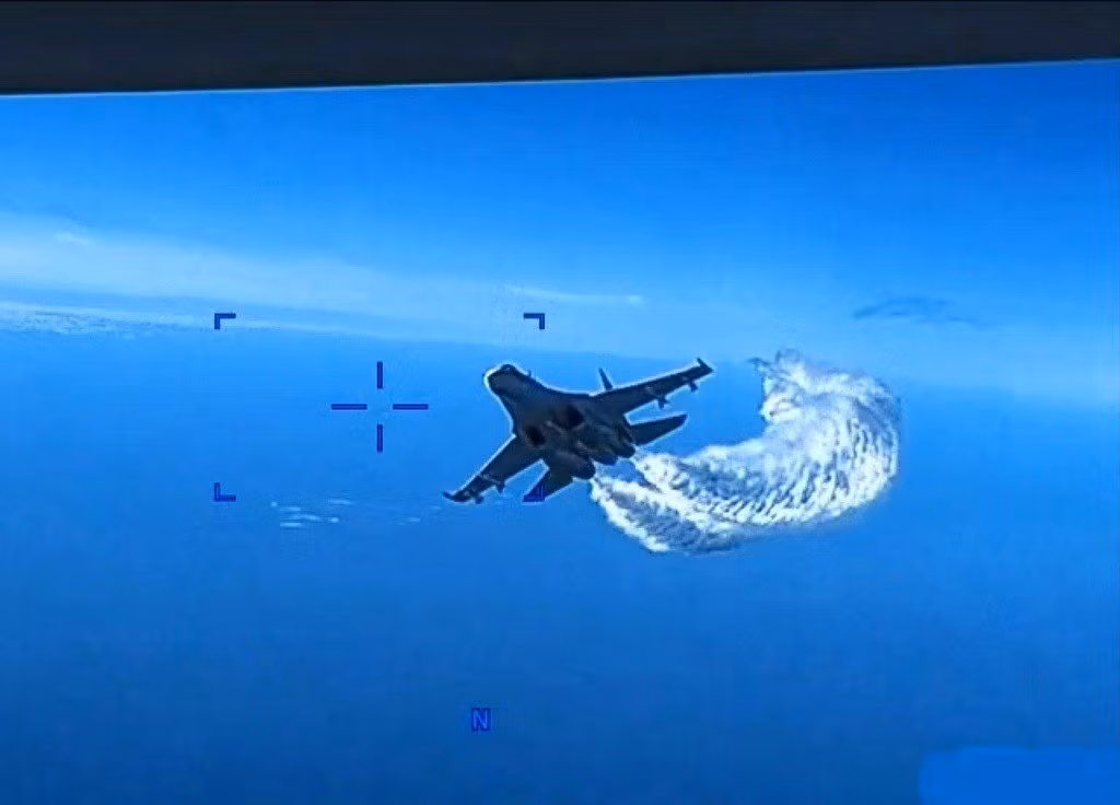 Ở góc độ chính trị, việc hai chiến đấu cơ hạng nặng Su-27 của Không quân Nga "bắn hạ" máy bay trinh sát không người lái của Quân đội Mỹ bằng phương pháp “phun nhiên liệu” (như Mỹ khẳng định); điều này cho thấy sự kiểm soát thực sự của Quân đội Nga đối với khu vực Biển Đen. 